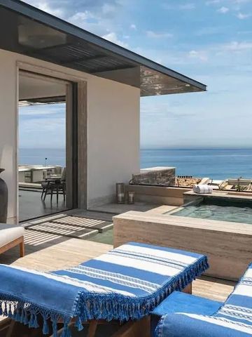 Private Terrasse einer Suite mit Pool und Meerblick