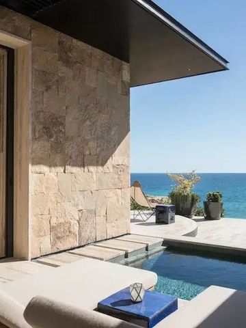 Private Lounge mit Pool und Panoramablick auf den Ozean