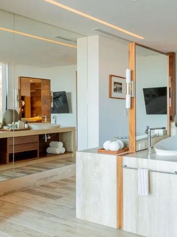 Elegantes Badezimmer mit Doppelwaschbecken und moderner Ausstattung