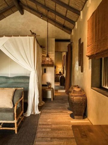 Schlafzimmer mit Himmelbett und rustikalem Dekor