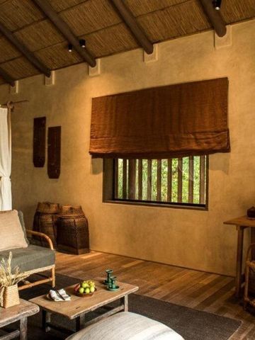 Wohnbereich mit traditionell inspiriertem Dekor und Holzdetails