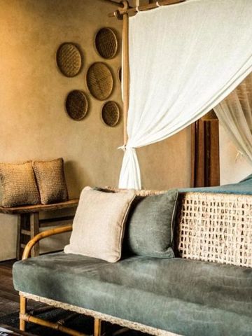 Lounge mit gemütlichem Sofa und dekorativen Elementen