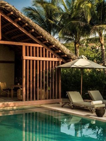 Außenbereich einer Villa mit privatem Pool und Liegestühlen