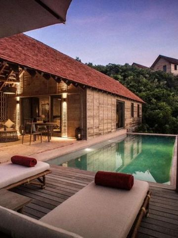 Villa mit Terrasse und Infinity-Pool in tropischer Umgebung