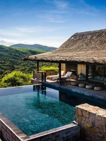 Luxuriöse Villa mit großem Infinity-Pool und Bergblick