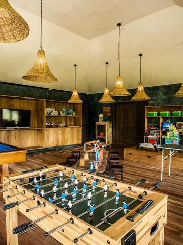 Spieleraum im Hotel mit verschiedenen Spielen und Holztisch