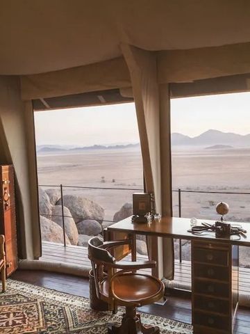 Schreibtisch in luxuriöser Lodge mit Panoramablick in die Wüste Namibias