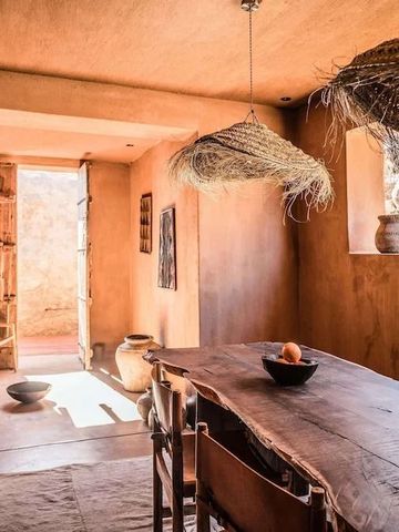 Gemütlicher Raum mit rustikaler Einrichtung und natürlichem Licht