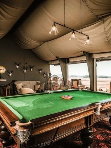 Billardraum der Lodge mit stilvoller Dekoration und Wüstenblick