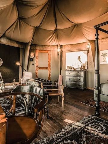 Innenansicht eines luxuriösen Zeltes mit stilvoller Einrichtung