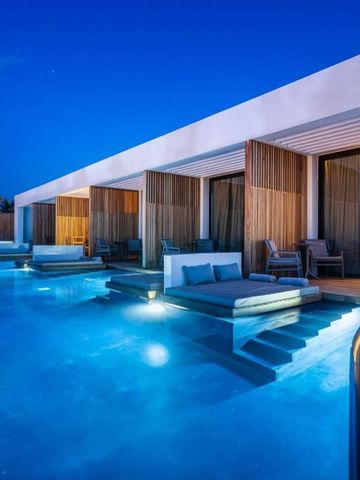 Luxuriöse Suiten mit direktem Zugang zum beleuchteten Pool bei Nacht