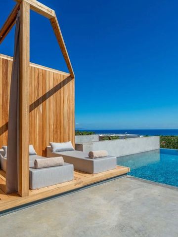 Infinity Pool mit Sonnenliegen und Meerblick