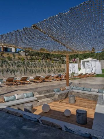 Moderner Lounge-Bereich im Freien mit komfortablen Sitzgelegenheiten