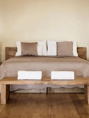 Modernes Doppelbett mit dezenten Dekorationselementen