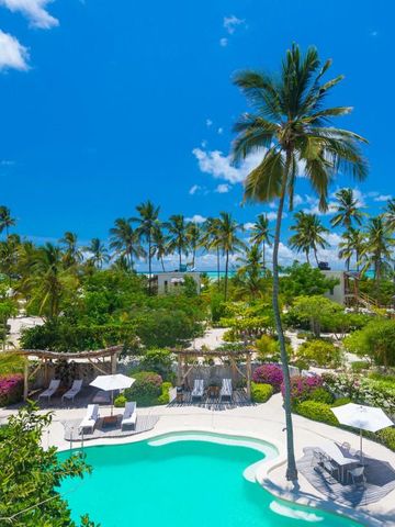 Atemberaubende Aussicht auf den Pool und tropische Gärten von oben