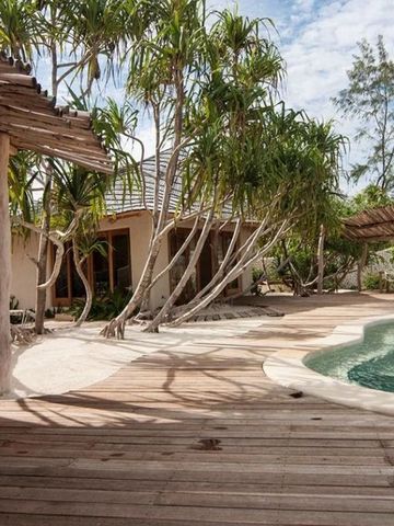 Entspannende Poollandschaft mit schattenspendenden Bäumen und Holzterrasse