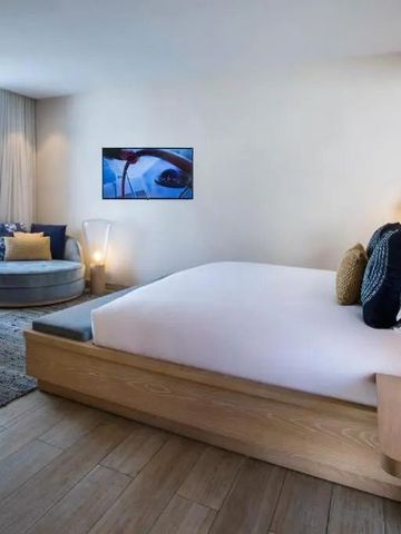 Helles Zimmer mit Doppelbett und gemütlicher Sitzecke