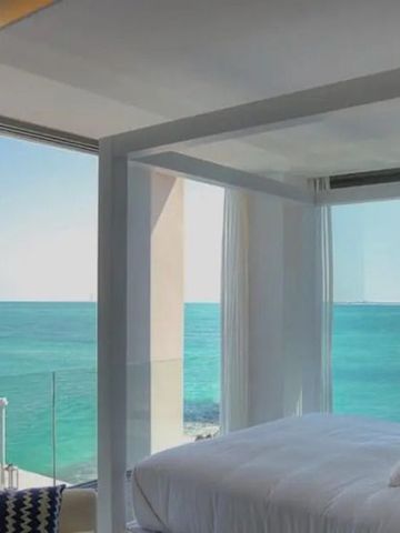 Schlafzimmer mit Panoramafenster und spektakulärem Meerblick