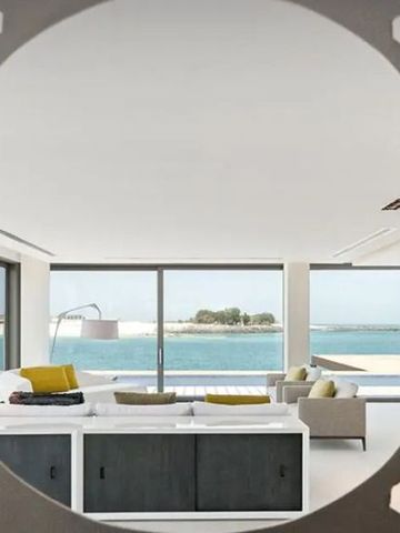 Helles Wohnzimmer mit Panoramafenstern zum Meer auf Nurai Island Abu Dhabi