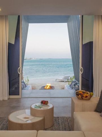 Gemütlicher Wohnbereich mit Blick auf den Strand und das Meer auf Nurai Island Abu Dhabi