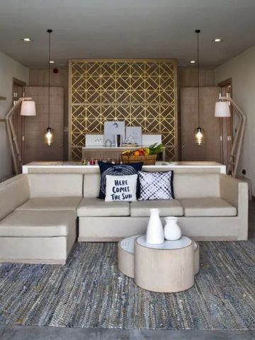 Modernes Wohnzimmer mit stilvollen Möbeln und dekorativer Wand auf Nurai Island