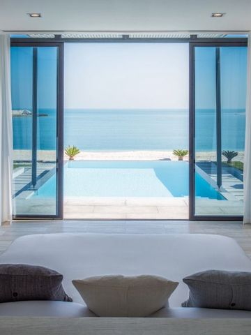 Luxus-Suite mit direktem Zugang zum Infinity Pool und Meerblick