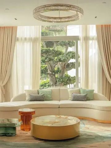 Luxuriöses Wohnzimmer mit eleganter Einrichtung und großem Fenster mit Gartenblick