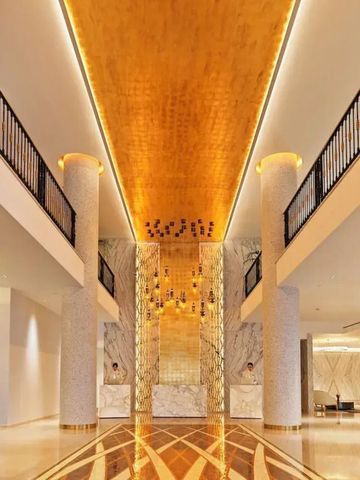 Prächtige Hotel-Lobby mit goldener Decke und eindrucksvoller Beleuchtung