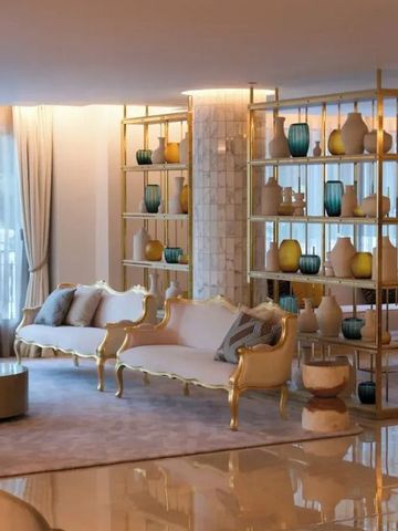 Elegantes Wohnzimmer mit goldenen Akzenten und kunstvollen Vasen