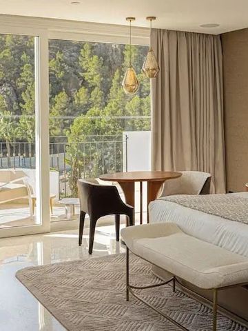 Geräumiges Zimmer mit Balkonblick auf die Landschaft