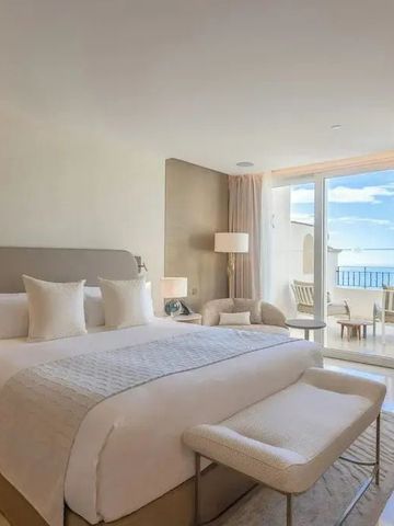 Luxuriöses Schlafzimmer mit Meerblick