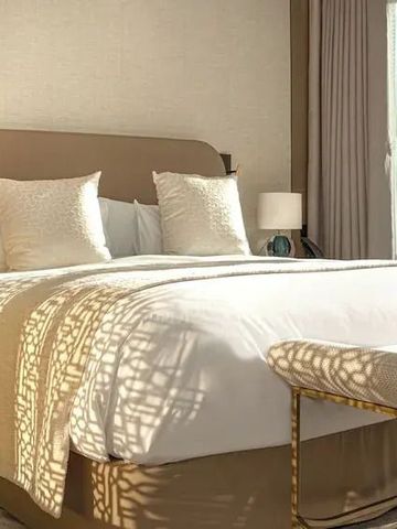 Komfortables Bett mit stilvollen Kissen im Sonnenlicht