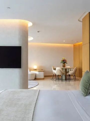 Luxuriöser Wohn- und Schlafbereich mit stilvollen Möbeln