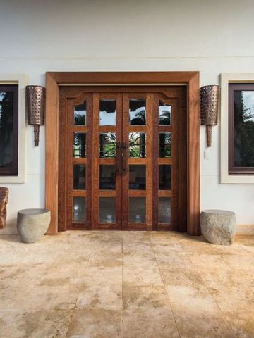 Eingangsbereich mit Holz-Doppeltür und Natursteinboden