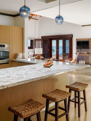 Elegante Küche mit Bar und Meerblick