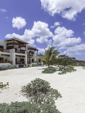 Außenansicht des Hotels am Sandstrand mit Palmen im Vordergrund