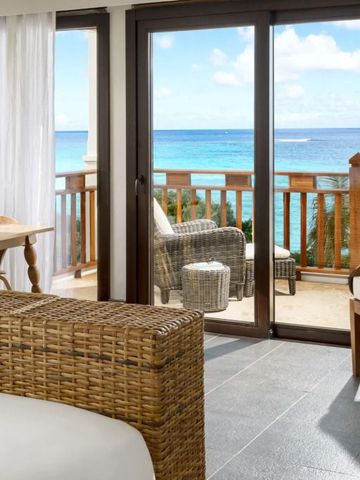 Zimmer mit Balkon und Meerblick in warmem Tageslicht