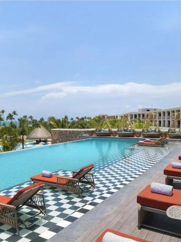 Infinity-Pool mit Meerblick und luxuriösen Liegen