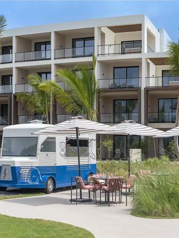 Hotelgebäude mit mobilen Café und Terrasse unter Palmen