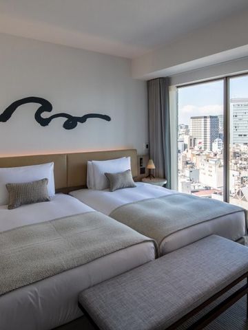 Zimmer mit zwei Betten und Panoramablick auf die Stadt Osaka
