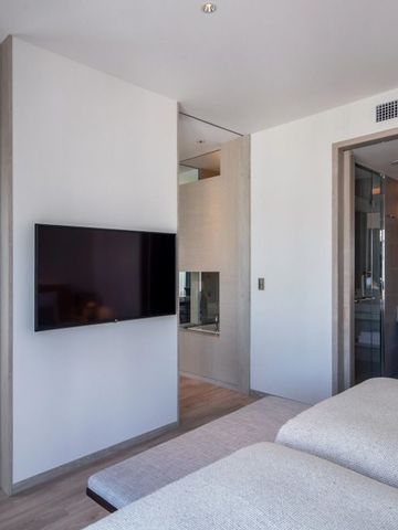 Geräumiges Hotelzimmer mit moderner Einrichtung und Flachbild-TV