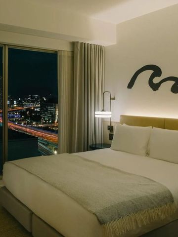 Gemütliches Doppelzimmer mit nächtlichem Blick auf die Stadtlichter