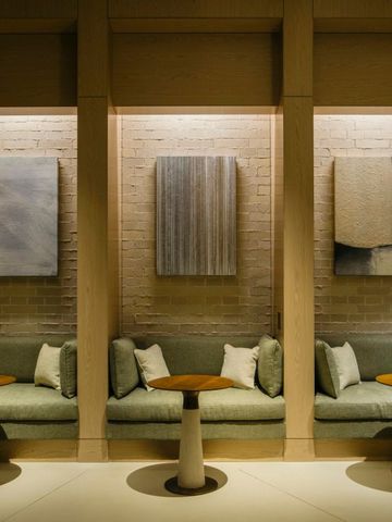 Gemütliche Hotel-Lounge mit Kunstwerken an der Wand