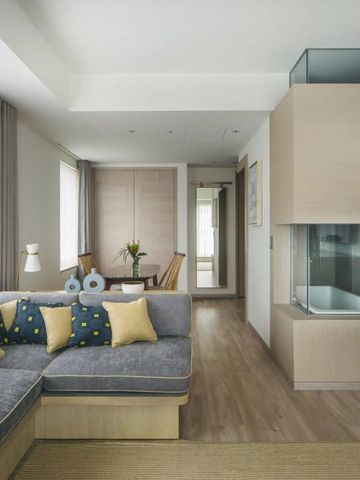 Modernes Hotelzimmer mit Sofa und Kamin