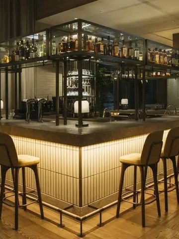 Moderne Bar mit stilvoller Beleuchtung und hoher Sitzgelegenheit