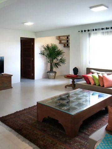 Wohnzimmer mit Glas-Couchtisch und farbenfrohen Kissen im stilvollen Hotelambiente