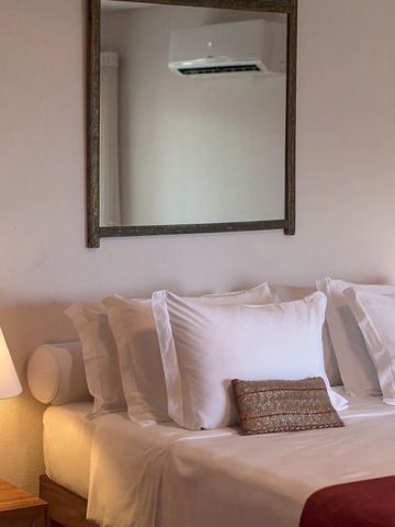 Doppelzimmer mit stilvoller Beleuchtung und klassischem Spiegel über dem Bett