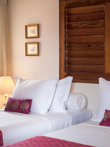 Doppelzimmer mit roten Akzenten und traditionellen Holzelementen