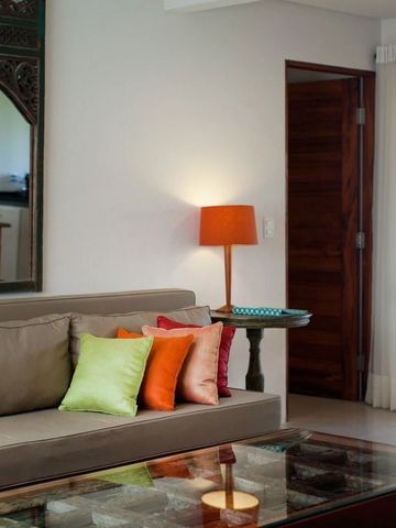 Moderne Sitzecke mit farbenfrohen Kissen und elegantem Spiegel