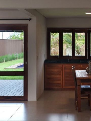 Gemütlicher Wohnbereich mit Holztisch und Gartenblick